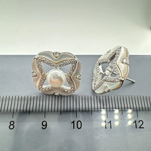 Dettaglio orecchini quadrati in madreperla e perla con perno in argento 925, misura 2 cm