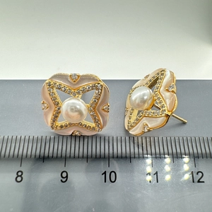 Dettaglio pendente stella in argento 925 con perla bianca e smalto rosa intarsiato