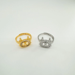 Detalle de anillos ajustables de plata s925 con circonitas en acabados dorado y plateado