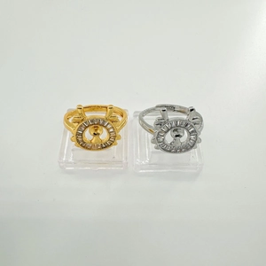 Detalle de anillos ajustables en oro y plata con diseños de dragón y circonitas incrustadas