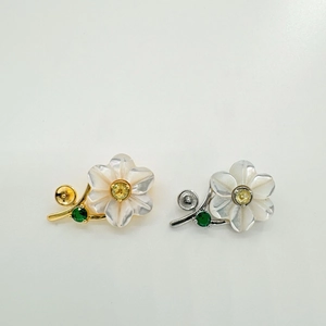 Macro detail of shell flower jewelry settings with gold and silver pearl mount base
