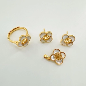 Gold-plated four-leaf clover jewelry set with mother of pearl ring, earrings and pendant