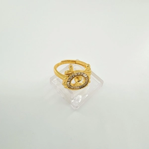 Detalle de anillo ajustable dorado con astas de reno y círculo de circones en blanco