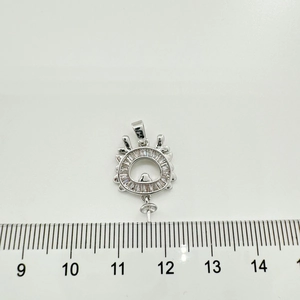 Detalle macro del colgante de reno de plata S925 con circonitas y base de perla