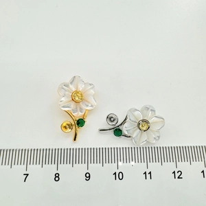 Detail of s925 silver flower jewelry finding with shell petals and size measurement