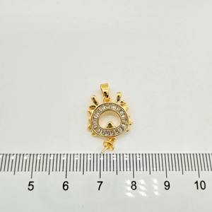 Detalle de un soporte de perla de dragón dorado con circonitas y medidas de tamaño