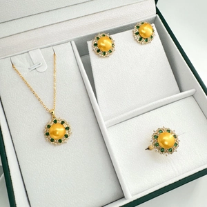 Set gioielli con perle dorate, pietre preziose verdi, collana a girasole e anello