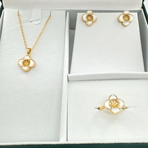 Golden four-leaf clover jewelry set with mother of pearl inlay for necklaces and rings