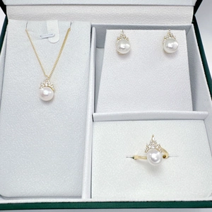 Set completo di collana, anello e orecchini con perle a corona in astuccio verde
