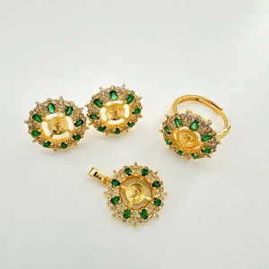 Dettaglio set gioielli floreali vintage con pietre verdi e montature per perle DIY