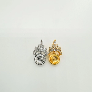 Dettaglio dei supporti per perle a forma di corona in argento e oro con piccoli zirconi