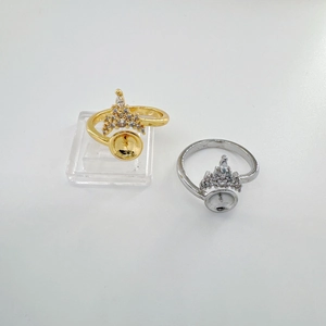 Dettaglio di castoni per anelli a corona in oro e argento con zirconi per perle DIY