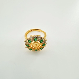Dettaglio della base per anello a girasole con zircone verde e fascia regolabile