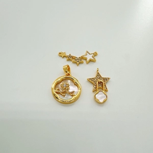 Detalle de dijes de estrella y flor bañados en oro de 18k con nácar incrustado