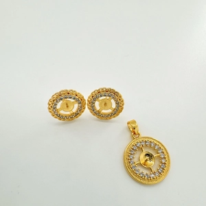 Dettaglio di parure di gioielli a girasole placcata oro 18K con zirconi e design cavo