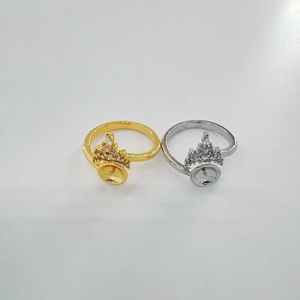 Dettaglio di castoni per anelli a corona in oro e argento con zirconi per gioielli fai-da-te