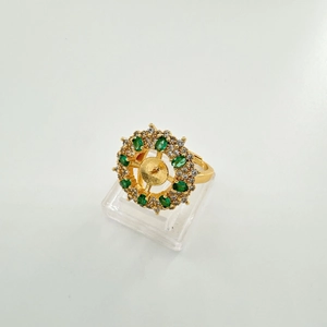 Dettaglio della base per anello a fiore in oro con gemme verdi e bianche per perle