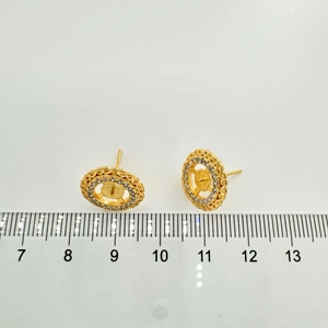 Dettaglio delle basi per orecchini a girasole placcati oro 18K con pietre di zircone