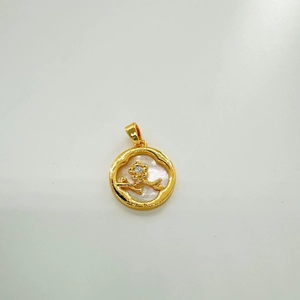 Detalle del colgante redondo de oro de 18k con nácar blanco y diseño de flores
