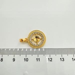 Dettaglio macro della base pendente girasole placcata oro 18K con zirconi e scala