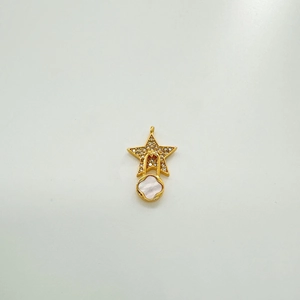 Colgante estrella baño oro 18k con circonitas y detalle de flor en nácar blanco