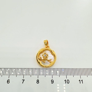 Detalle del colgante floral chapado en oro de 18k con nácar e incrustación de circón