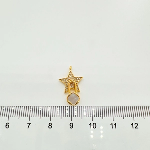 Detalle de colgante de estrella de oro 18k con trébol de nácar de unos 2 cm de largo