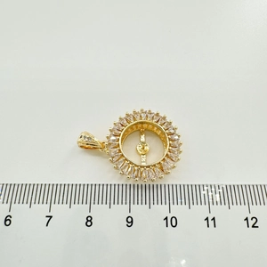 Detailed view of S925 silver sunflower pendant showing 1.8cm diameter scale measurement