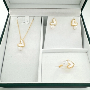 Set gioielli cuore in conchiglia oro 18k con collana di perle orecchini e anello