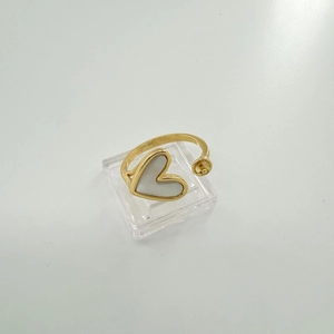 Dettaglio base anello a cuore in oro 18k con intarsio in conchiglia e castone perla