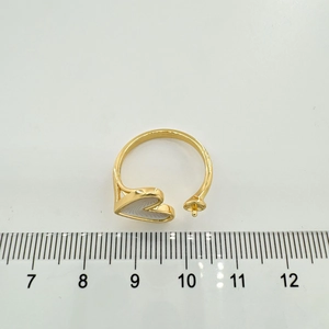 Dettaglio montatura per anello fai-da-te in oro 18 carati con cuore e perla