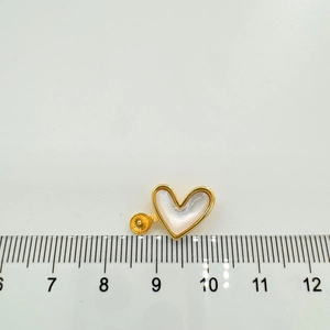 Misurazione dettagliata del ciondolo a cuore in oro 18k con righello che mostra 1,5 cm