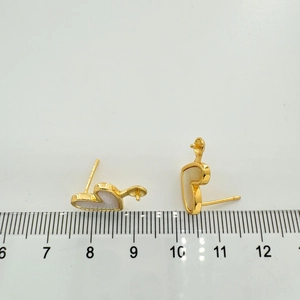 Vista macro di orecchini a cuore in oro 18k con scala graduata di 1,2 cm