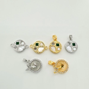 Vue détaillée des pendentifs plaqués or 18 carats avec zircon papillon et nacre