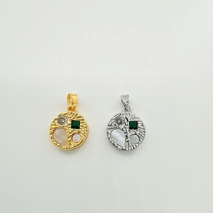 Vue macro de pendentifs arbre en or 18k avec zircon vert et incrustations de nacre