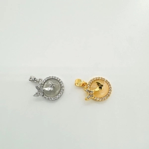 Gros plan de pendentifs papillon en or 18k avec zircons et coquillages pour bijoux DIY