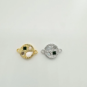 Détail macro de pendentifs en or 18 carats et argent avec zircon pour création de bijoux