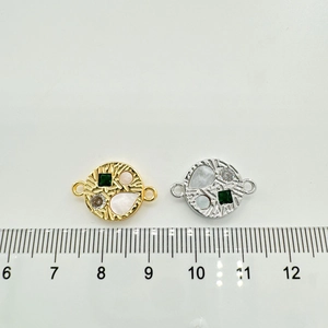 Détail de pendentifs plaqués or 18k avec zircon vert et incrustation de nacre