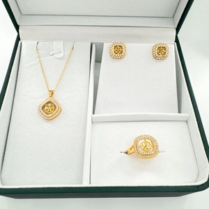 Golden S925 silver jewelry set with square diamond pendants and logo in a green box