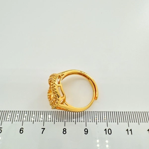 Detailed measurement of gold ring with wavy pave diamonds and adjustable band base