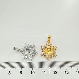 Vista macro dei ciondoli a fiocco di neve in argento S925 con zirconi per gioielli DIY