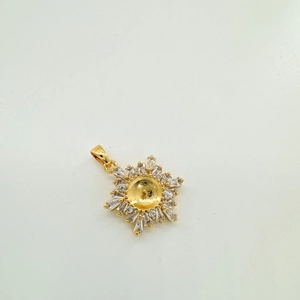 Dettaglio del supporto per ciondolo girasole in argento S925 con zirconi per gioielli