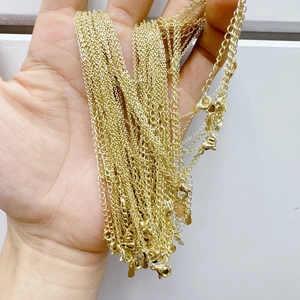 Gros plan de chaînes O plaquées or avec fermoirs mousquetons pour la création de bijoux