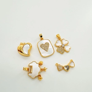 Pendentifs en Cuivre Plaqué Or 18K Nacre Zircon Charms de Bijouterie DIY Cœur Trèfle Verrou de Paix pour Colliers