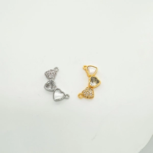 Détail de connecteurs cœur en or 18K et argent avec zircon et nacre pour la création de bijoux