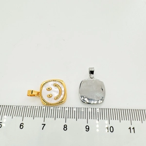 Square smile pendant made of 18K gold-plated brass and white shell with size scale measurement
