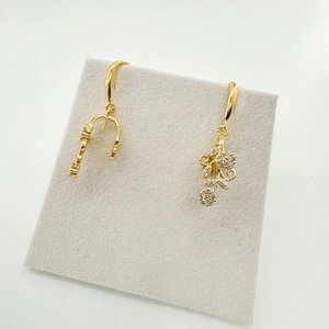 Élégantes boucles d'oreilles fleuries plaquées or 18K avec cristaux de zircon scintillants