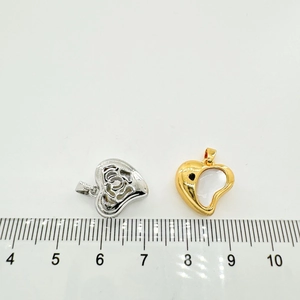 Vue détaillée des pendentifs cœur en nacre plaqués or 18 carats avec échelle de mesure