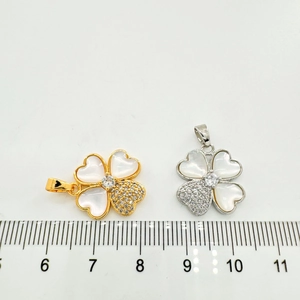 Détail des pendentifs trèfle en or 18K et argent avec mesure de taille réelle