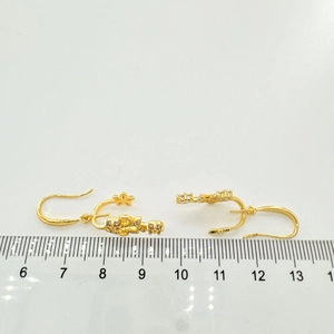 Crochets d'oreilles fleur plaqués or 18K avec étoile et pierres de zircone brillantes